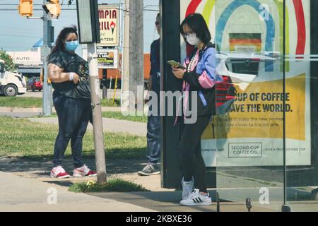 Le persone che indossano maschere facciali per proteggerle dal nuovo coronavirus (COVID-19) in attesa di un autobus pubblico a Toronto, Ontario, Canada il 13 agosto 2020. (Foto di Creative Touch Imaging Ltd./NurPhoto) Foto Stock