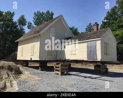 La storica casa di George Munshaw costruita nel 1850 è vista sollevata su pallet di legno in preparazione per essere trucked ad una posizione differente e restaurata in Ontario, Canada, il 22 agosto 2020. La casa di George Munshaw è rappresentativa del periodo di transizione dalla costruzione iniziale del palo e della trave alla costruzione della struttura a palloncino. L'architettura della casa è unica in quanto non ha montanti che sostengono il suo telaio, ma ha invece una guaina verticale in asse come il supporto del telaio. La famiglia Munshaw, originariamente Munschauer, fu una delle prime famiglie ad insediarsi nell'attuale Richmond Hill, Ontario, Foto Stock