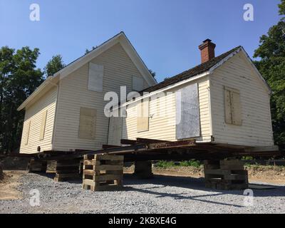 La storica casa di George Munshaw costruita nel 1850 è vista sollevata su pallet di legno in preparazione per essere trucked ad una posizione differente e restaurata in Ontario, Canada, il 22 agosto 2020. La casa di George Munshaw è rappresentativa del periodo di transizione dalla costruzione iniziale del palo e della trave alla costruzione della struttura a palloncino. L'architettura della casa è unica in quanto non ha montanti che sostengono il suo telaio, ma ha invece una guaina verticale in asse come il supporto del telaio. La famiglia Munshaw, originariamente Munschauer, fu una delle prime famiglie ad insediarsi nell'attuale Richmond Hill, Ontario, Foto Stock