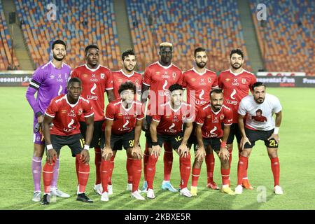 La squadra di Ahly si allinea prima del primo derby tra Zamalek e al-Ahly dopo il ritorno della Lega egiziana da una sospensione a causa del virus Corona, al Cairo International Stadium, al Cairo, Egitto il 22 agosto 2020. (Foto di Islam Safwat/NurPhoto) Foto Stock