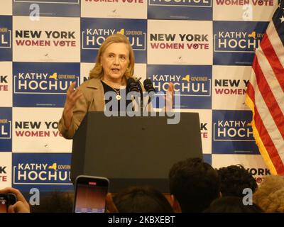 Barnard College, 3009 Broadway, New York, NY 10027 Stati Uniti. Nov 3, 2022. Di fronte a una gara eccezionalmente stretta e a una sfida inaspettatamente robusta per la rielezione da parte del congressista repubblicano Lee Zeldin, il governatore democratico di New York Kathy Hochul ha chiamato le grandi armi politiche al suo fianco per aiutare a sostenere una campagna elettorale dell’ultimo minuto a suo nome al Barnard College di Manhattan, Tra questi, il Vice Presidente degli Stati Uniti e leader democratico Kamala Harris, l’ex Presidente fiducioso Hillary Rodham Clinton, il senatore democratico Chuck Schumer di New York, e il procuratore generale Leticia James di NY, tra gli altri deputati democratici Foto Stock