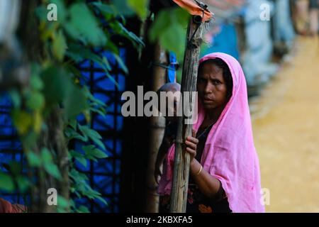 Una donna rifugiata Rohingya tiene il suo figlio nel campo profughi di Jampoli a Ukhia, nel Bazar di Cox, in Bangladesh, il 23 agosto 2020. (Foto di Rehman Asad/NurPhoto) Foto Stock