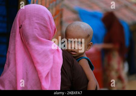 Una donna rifugiata Rohingya tiene il suo figlio nel campo profughi di Jampoli a Ukhia, nel Bazar di Cox, in Bangladesh, il 23 agosto 2020. (Foto di Rehman Asad/NurPhoto) Foto Stock