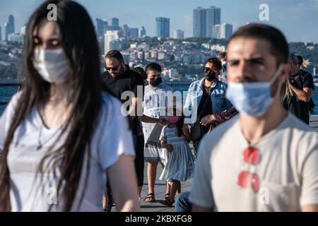 Il 23 agosto 2020, i cittadini della città più grande della Turchia, Istanbul, il 24 agosto 2020, hanno intrapreso attività ricreative di domenica pomeriggio e hanno seguito le routine quotidiane indossando maschere facciali, come richiesto dal governo turco per ridurre la diffusione di Covid-19. Nella foto sopra, le persone indossano maschere facciali sulla costa del Bosforo a Uskudar, Istanbul. (Foto di Diego Cupolo/NurPhoto) Foto Stock