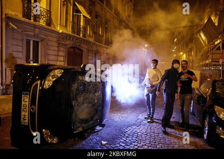 Car bluns il 23 agosto 2020 al viale Champs-Elysees, Parigi, Francia durante gli scontri tra la polizia e i tifosi PSG scoppiati dopo la fine del gioco. PSG ha perso 1-0 contro Bayern Monaco. (Foto di Adnan Farzat/NurPhoto) Foto Stock