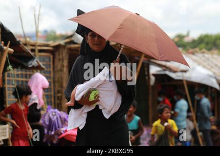 Una donna Rohingya tiene la sua bambina nel campo profughi di Kutupalong, a Ukhia, nel Bazar di Cox, in Bangladesh, il 24 agosto 2020. (Foto di Rehman Asad/NurPhoto) Foto Stock
