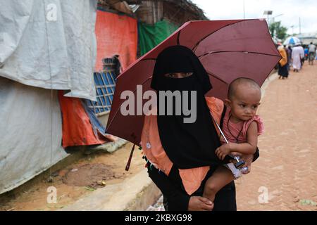 Una donna Rohingya tiene la sua bambina nel campo profughi di Kutupalong, a Ukhia, nel Bazar di Cox, in Bangladesh, il 24 agosto 2020. (Foto di Rehman Asad/NurPhoto) Foto Stock