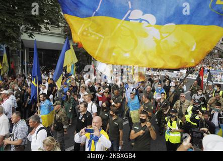 I veterani ucraini, partecipanti al conflitto di guerra dell'Ucraina orientale, partecipano alla marcia dei veterani nel centro di Kiev, Ucraina. Soldati ucraini, veterani del conflitto di guerra nell'Ucraina orientale, membri di battaglioni volontari e parenti di soldati ucraini uccisi hanno partecipato alla marcia dei veterani che hanno celebrato la Giornata dell'Indipendenza a Kiev, Ucraina. Gli ucraini celebrano la Giornata dell'Indipendenza dell'Ucraina il 24 agosto in commemorazione della Dichiarazione di Indipendenza del 1991. (Foto di Str/NurPhoto) Foto Stock