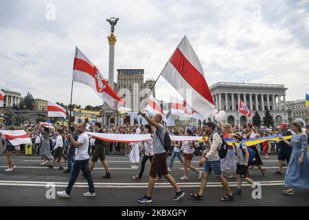 Attivisti ucraini con le bandiere nazionali della Bielorussia partecipano alla marcia dei difensori dell'Ucraina dedicata alla celebrazione della Giornata dell'Indipendenza a Kiev, Ucraina, 24 agosto 2020. (Foto di Maxym Marusenko/NurPhoto) Foto Stock