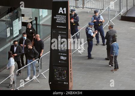 I sopravvissuti e i familiari delle vittime lasciano la Corte alta di Christchurch durante il secondo giorno dell'udienza di quattro giorni di condanna di Brenton Harrison Tarrant a Christchurch, Nuova Zelanda, il 25 agosto 2020. Il supremacista bianco australiano Tarrant, 29 anni, che ha compiuto l'attacco a due moschee il 15 marzo 2019, sarà condannato a 51 omicidi, 40 tentativi di omicidio e una accusa ai sensi della legge sulla repressione del terrorismo. (Foto di Sanka Vidanagama/NurPhoto) Foto Stock