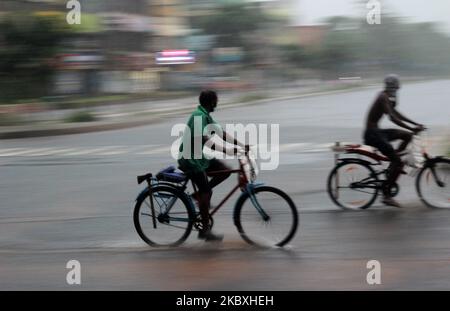 I veicoli e i pendolari sono visti sulla strada mentre piove nella città di Bhubaneswar, capitale dell'India orientale, il 25 agosto 2020. Le parti orientali del paese sono allertate dal dipartimento di metrologia dopo una bassa pressione formattata nel Golfo del Bengala. (Foto di Str/NurPhoto) Foto Stock