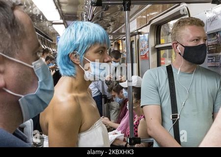 I passeggeri indossano maschere protettive all'interno di una metropolitana in mezzo allo scoppio della malattia di coronavirus COVID-19 a Kyiv, Ucraina il 25 agosto 2020. (Foto di Maxym Marusenko/NurPhoto) Foto Stock