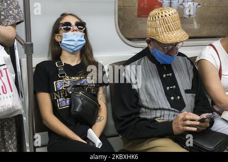 I passeggeri indossano maschere protettive all'interno di una metropolitana in mezzo allo scoppio della malattia di coronavirus COVID-19 a Kyiv, Ucraina il 25 agosto 2020. (Foto di Maxym Marusenko/NurPhoto) Foto Stock