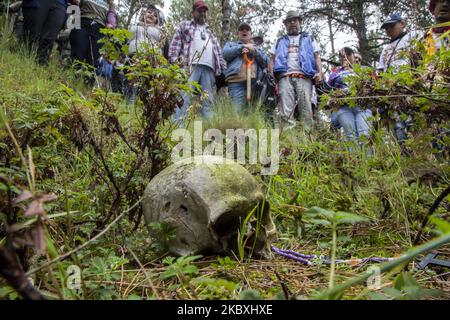 I parenti delle persone scomparse hanno svolto la prima squadra di ricerca a Città del Messico, il 18 agosto 2020. Il gruppo camminò attraverso la valle di Tezontle ad Ajusco dove trovarono il cranio e la mascella di una persona ancora non identificata, così che proteggessero l'area. In Messico ci sono 73.218 persone non localizzate. (Foto di Jair Cabrera/NurPhoto) Foto Stock