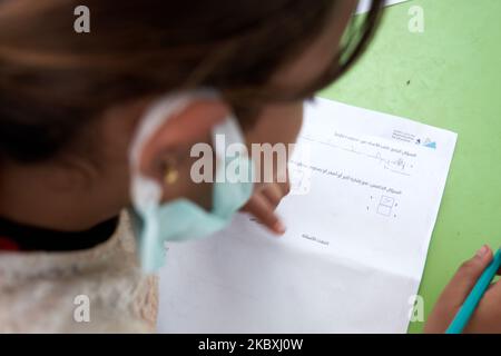 Gli studenti siriani seguono una lezione di matematica in un campo profughi vicino ai confini siriano-turchi a Idlib, Siria, il 25 agosto 2020. (Foto di Karam Almasri/NurPhoto) Foto Stock