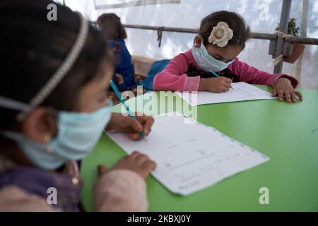 Gli studenti siriani seguono una lezione di matematica in un campo profughi vicino ai confini siriano-turchi a Idlib, Siria, il 25 agosto 2020. (Foto di Karam Almasri/NurPhoto) Foto Stock