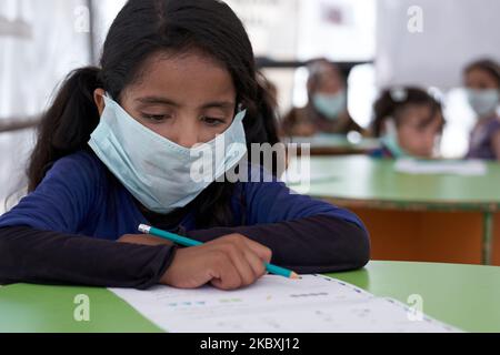 Gli studenti siriani seguono una lezione di matematica in un campo profughi vicino ai confini siriano-turchi a Idlib, Siria, il 25 agosto 2020. (Foto di Karam Almasri/NurPhoto) Foto Stock