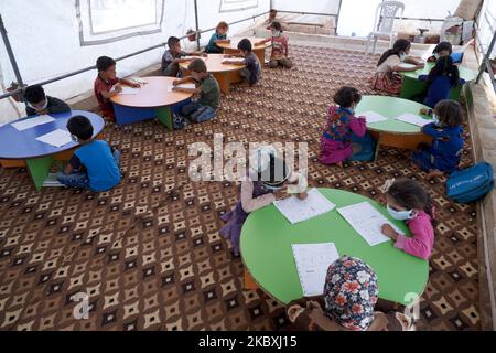 Gli studenti siriani seguono una lezione di matematica in un campo profughi vicino ai confini siriano-turchi a Idlib, Siria, il 25 agosto 2020. (Foto di Karam Almasri/NurPhoto) Foto Stock