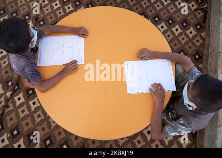 Gli studenti siriani seguono una lezione di matematica in un campo profughi vicino ai confini siriano-turchi a Idlib, Siria, il 25 agosto 2020. (Foto di Karam Almasri/NurPhoto) Foto Stock