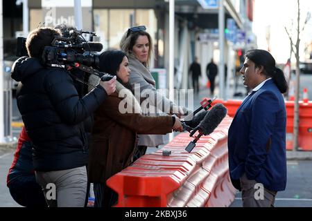 Abdul Aziz (R), sopravvissuto alle sparatorie alla moschea gemella, parla ai media al di fuori della corte alta di Christchurch prima del terzo giorno di un'audizione di quattro giorni per Brenton Harrison Tarrant a Christchurch, Nuova Zelanda, il 26 agosto 2020. Il supremacista bianco australiano Tarrant, 29 anni, che ha compiuto l'attacco a due moschee il 15 marzo 2019, sarà condannato a 51 omicidi, 40 tentativi di omicidio e una accusa ai sensi della legge sulla repressione del terrorismo. (Foto di Sanka Vidanagama/NurPhoto) Foto Stock