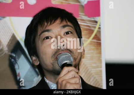 Teruyuki Kagawa, attore giapponese, risposta alla domanda reporter al cinema durante una nuova conferenza stampa 'Tokyo' del film omnibus a Seoul il 15 ottobre 2008, Corea del Sud. Teruyuki Kagawa è un attore giapponese. È stato nominato due volte per il premio Best Supporting Actor ai Japanese Academy Awards, una volta per Warau iemon e una volta per Kita no zeronen. (Foto di Seung-il Ryu/NurPhoto) Foto Stock