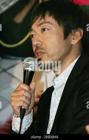 Teruyuki Kagawa, attore giapponese, risposta alla domanda reporter al cinema durante una nuova conferenza stampa 'Tokyo' del film omnibus a Seoul il 15 ottobre 2008, Corea del Sud. Teruyuki Kagawa è un attore giapponese. È stato nominato due volte per il premio Best Supporting Actor ai Japanese Academy Awards, una volta per Warau iemon e una volta per Kita no zeronen. (Foto di Seung-il Ryu/NurPhoto) Foto Stock