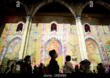 La gente partecipa allo spettacolo di Lisbona Under Stars presso le rovine della chiesa di Carmo a Lisbona, Portogallo, il 26 agosto 2020. Il Lisbona Under Stars show, in corso fino al 31 2020 ottobre, è un'esperienza multidisciplinare che riunisce proiezioni multimediali, ballerini virtuali ed effetti visivi, al suono della grande musica portoghese, raccontando la storia con più di 600 anni della città e del Portogallo. (Foto di Pedro Fiúza/NurPhoto) Foto Stock