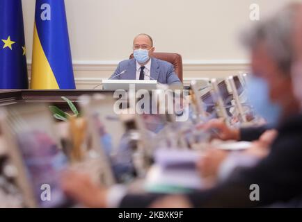 Il primo ministro dell'Ucraina, Denys Shmyhal, è stato visto durante la riunione del Gabinetto a Kiev, Ucraina, il 26 agosto 2020. Sessione del Gabinetto dei ministri. (Foto di Sergii Kharchenko/NurPhoto) Foto Stock