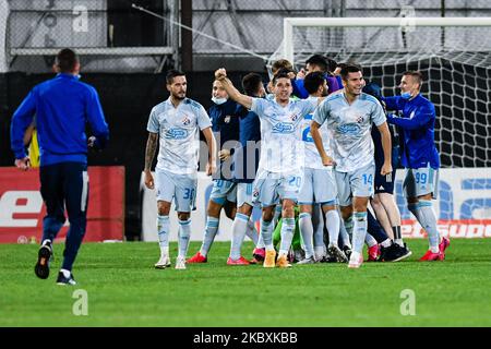 I giocatori di Dinamo Zagreb festeggiano dopo aver gustato la partita contro cfr 1907 Cluj, UEFA Champions League, secondo turno di qualificazione, allo stadio Constantin Radulescu il 26 agosto 2020 a Cluj-Napoca, Romania. (Foto di Flaviu Buboi/NurPhoto) Foto Stock