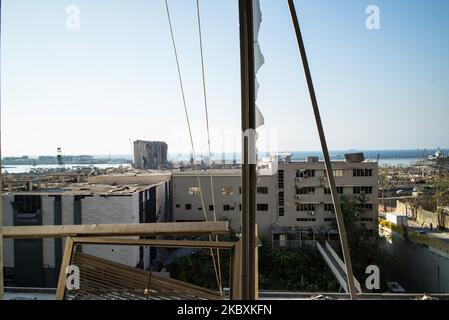 Vista degli edifici distrutti a Gemmayze aeria e del porto di Beirut a visto dalla seconda farina dell'edificio elettrico il 25,2020 agosto, Beirut , Libano (Foto di Vassilis Poularikas/NurPhoto) Foto Stock