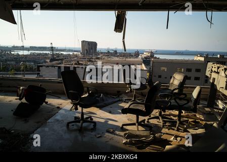 Vista degli edifici distrutti a Gemmayze aeria e del porto di Beirut a visto dalla seconda farina dell'edificio elettrico il 25,2020 agosto, Beirut , Libano (Foto di Vassilis Poularikas/NurPhoto) Foto Stock