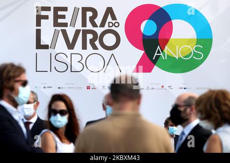 La gente visita la Fiera del Libro di Lisbona 2020 al Parque Eduardo VII di Lisbona, Portogallo, il 27 agosto 2020. L'edizione 90th della Fiera del Libro di Lisbona, originariamente prevista per maggio / giugno, si terrà dal 27 agosto al 13 settembre, a causa della pandemia del Covid-19. (Foto di Pedro FiÃºza/NurPhoto) Foto Stock