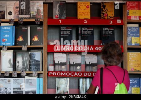 La gente visita la Fiera del Libro di Lisbona 2020 al Parque Eduardo VII di Lisbona, Portogallo, il 27 agosto 2020. L'edizione 90th della Fiera del Libro di Lisbona, originariamente prevista per maggio / giugno, si terrà dal 27 agosto al 13 settembre, a causa della pandemia del Covid-19. (Foto di Pedro FiÃºza/NurPhoto) Foto Stock