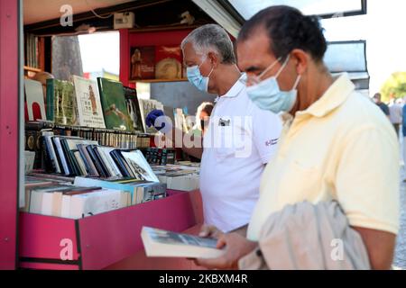 La gente visita la Fiera del Libro di Lisbona 2020 al Parque Eduardo VII di Lisbona, Portogallo, il 27 agosto 2020. L'edizione 90th della Fiera del Libro di Lisbona, originariamente prevista per maggio / giugno, si terrà dal 27 agosto al 13 settembre, a causa della pandemia del Covid-19. (Foto di Pedro FiÃºza/NurPhoto) Foto Stock