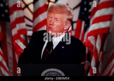 Il Presidente DEGLI STATI UNITI Donald Trump si rivolge all’ultima notte della Republican National Convention del 2020, trasmessa in streaming online e visualizzata da un notebook da Londra, Inghilterra, il 28 agosto 2020. Il discorso del presidente, pronunciato dai motivi della Casa Bianca, prevede quattro notti di programmazione da parte del Partito Repubblicano, che si è svolto in un contesto di gravi disordini nella città di Kenosha, Wisconsin, scatenato dalla polizia che spara un uomo nero lì domenica scorsa. La stagione elettorale americana è destinata a intensificarsi nelle prossime settimane, con un primo dibattito tra il presidente Trump e la sua democrazia Foto Stock