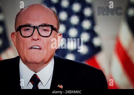 L'ex sindaco di New York Rudy Giuliani si è rivolto all'ultima notte della Republican National Convention del 2020, trasmessa in streaming online e visualizzata da un computer portatile da Londra, Inghilterra, il 28 agosto 2020. La stagione elettorale americana è destinata a intensificarsi nelle prossime settimane, con un primo dibattito tra il presidente Trump e il suo sfidante democratico, l'ex vicepresidente Joe Biden, previsto per settembre 29. (Foto di David Cliff/NurPhoto) Foto Stock