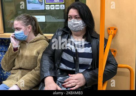 I passeggeri indossano maschere protettive all'interno di una metropolitana in mezzo allo scoppio della malattia di coronavirus COVID-19 a Kiev, Ucraina il 2020 giugno (Foto di Maxym Marusenko/NurPhoto) Foto Stock