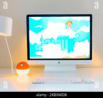 Un'illustrazione in 3D di una workstation PC monoblocco su una scrivania con tastiera, mouse e lanterna Foto Stock