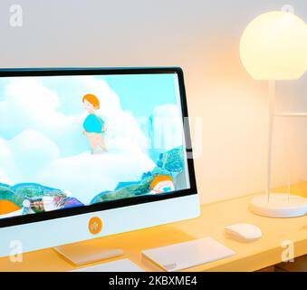 Un'illustrazione in 3D di una workstation PC monoblocco su una scrivania con tastiera, mouse e lanterna Foto Stock