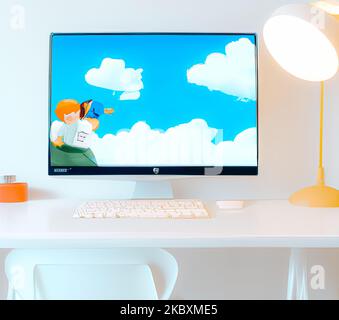 Un'illustrazione in 3D di una workstation PC monoblocco su una scrivania con tastiera, mouse e lanterna Foto Stock