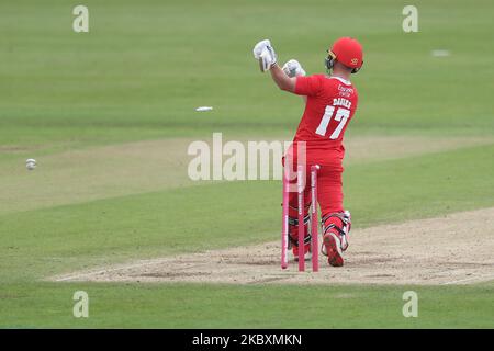 Alex Davies del Lancashire è stato inchinato durante la partita Vitality Blast T20 tra il Durham County Cricket Club e il Lancashire a Emirates Riverside, Chester le Street, Regno Unito, il 27 agosto 2020. (Foto di Mark Fletcher/MI News/NurPhoto) Foto Stock