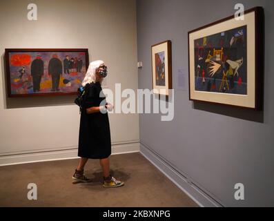 Un visitatore è visto i visitatori sono visti durante l'apertura dei membri del museo, a New York City, il 27 agosto 2020. (Foto di Selcuk Acar/NurPhoto) Foto Stock