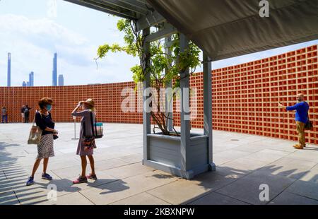 L'installazione scultorea dell'artista di Città del Messico Hector Zamora, ''lattice Detour'', una parete curva di mattoni di terracotta è mostrata al Roof Garden del museo come una nuova mostra, a New York City, il 27 agosto 2020. (Foto di Selcuk Acar/NurPhoto) Foto Stock