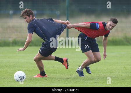 Luke Molyneux (r) durante la formazione pre-stagionale Hartlepool United presso l'East Durham College di Peterlee, contea di Durham, Inghilterra, il 27 agosto, 2020. (Foto di Mark Fletcher/MI News/NurPhoto) Foto Stock