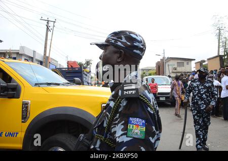 Un ufficiale di polizia è in guardia sulla scena di un incidente di elicottero Quorom, un elicottero gestito da Quorom Aviation che si è schiantato in 16A strada di salvezza, Opedi, Ikeja zona dello Stato di Lagos intorno al 12pm, Due persone sono morte nel crash, mentre un altro è stato ferito ed è stato portato al Lagos state University Teaching Hospital, il 28 agosto 2020. (Foto di Olukayode Jaiyeola/NurPhoto) Foto Stock