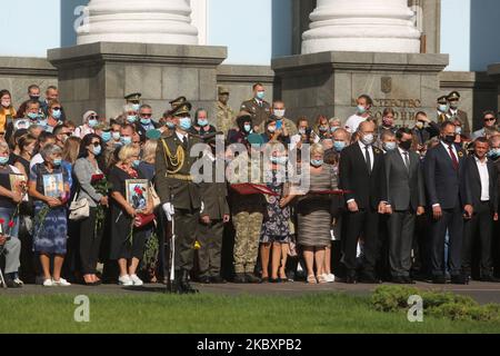 Famiglie di soldati e autorità uccisi si trovano vicino al Monumento degli Eroi caduti durante la cerimonia commemorativa nel territorio del Ministero della Difesa a Kyiv, Ucraina, 29 agosto 2020. L'Ucraina commemora i suoi soldati e volontari che hanno perso la vita difendendo il paese durante la guerra contro i terroristi sostenuti dalla Russia a Donbas. In questi giorni, durante la battaglia di Ilovaisk, le forze militari russe hanno ucciso quasi 400 difensori ucraini, come nonostante gli accordi precedentemente raggiunti sul ritiro dei soldati ucraini dall'accerchiamento attraverso corridoi umanitari, ha sparato il mi Foto Stock