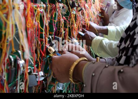 Il decimo giorno di Muharram è celebrato come Ashura, i musulmani sciiti celebrano il giorno come giorno di lutto per ricordare il martirio del nipote del profeta Hazrat Muhammad Hazrat Imam Hussain, dei suoi parenti e dei 72 sostenitori durante lo scontro di Karbala in questo giorno nell'anno Hijri del 61, a Dhaka, Bangladesh, il 29 agosto 2020. Per riconoscere il giorno, coerentemente, Shias mettono fuori la consueta parata conosciuta come Tazia in varie regioni del Bangladesh, compresa la capitale Dhaka. Il gruppo della gente progetta per la parata ed inizia la loro dogana di riconoscimento un paio di giorni prima del decimo Muharram. Ma quest'anno Foto Stock