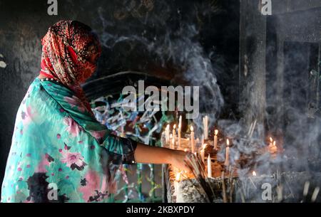 Il decimo giorno di Muharram è celebrato come Ashura, i musulmani sciiti celebrano il giorno come giorno di lutto per ricordare il martirio del nipote del profeta Hazrat Muhammad Hazrat Imam Hussain, dei suoi parenti e dei 72 sostenitori durante lo scontro di Karbala in questo giorno nell'anno Hijri del 61, a Dhaka, Bangladesh, il 29 agosto 2020. Per riconoscere il giorno, coerentemente, Shias mettono fuori la consueta parata conosciuta come Tazia in varie regioni del Bangladesh, compresa la capitale Dhaka. Il gruppo della gente progetta per la parata ed inizia la loro dogana di riconoscimento un paio di giorni prima del decimo Muharram. Ma quest'anno Foto Stock