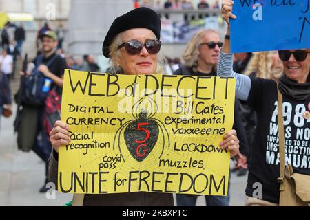 Migliaia di manifestanti di maschera anti si riuniscono a Trafanger Square contro restrizioni di blocco, indossare maschera e proposte di vaccino il 29 agosto 2020 a Londra, Regno Unito. (Foto di Lucy North/MI News/NurPhoto) Foto Stock