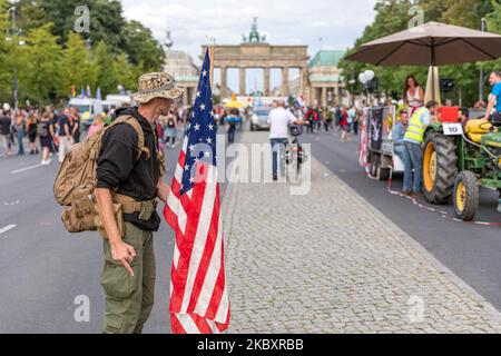 Persone durante le proteste contro le restrizioni legate al coronavirus e la politica governativa il 29 agosto 2020 a Berlino, Germania. (Foto di Achille Abboud/NurPhoto) Foto Stock